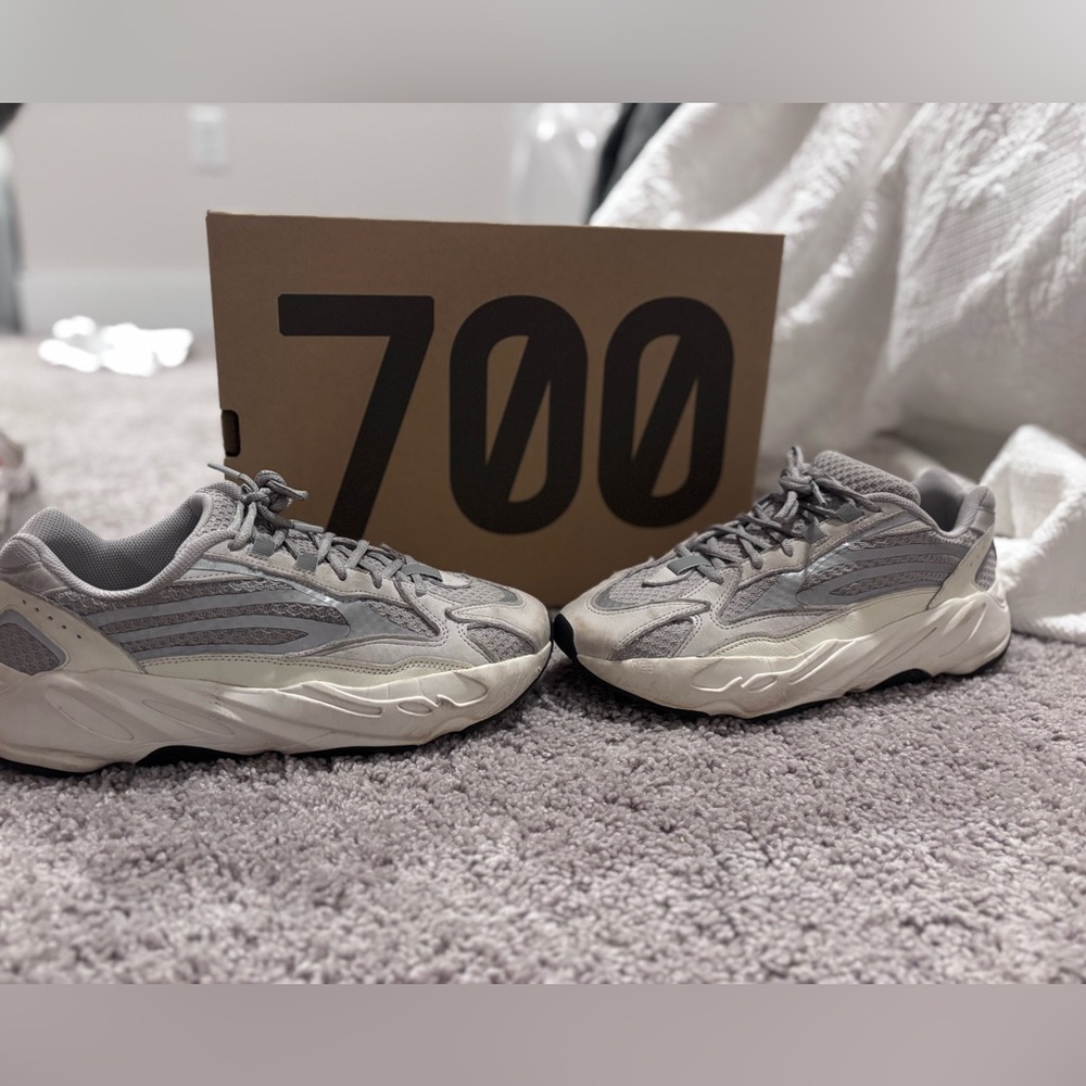 Yeezy 700 V2s Men’s 10.5